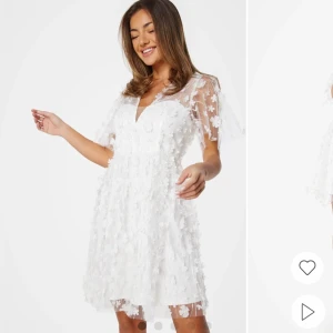 Vit klänning - Säljer min klänning som jag tänkte använda på studenten, innan jag bestämde mig för en annan klänning💞 den är i nyskick, aldrig använd, endast testat den på en gång. Även lappen är kvar på klänningen! 💞 nypris 999kr