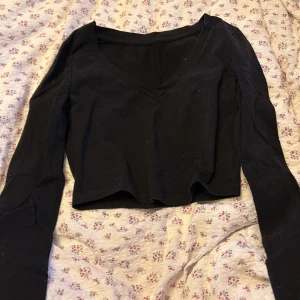 Långärmad - Långärmad cropad topp. Aldrig använd