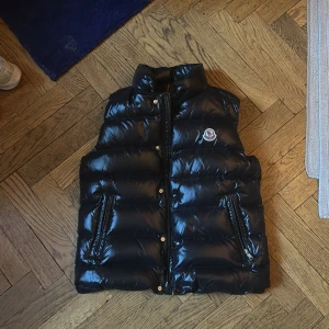 Svart moncler väst - Jävligt fet moncler väst. Storlek S skick 9,5/10 knappt använd. Säljer för att den inte passar. Inte så tunn utan lite tjockare väst
