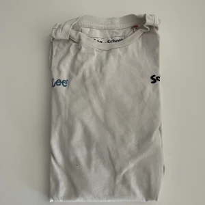 Lee t-shirt - Lee shirt  Nyskick, köpt för 600kr nyligen Jättefint skick  Storlek S