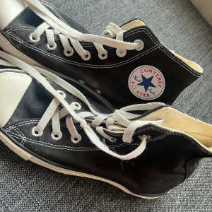 Converse - Svarta Converse, har använts men är i bra skick, inga skador, storlek 36 pris 500kr För mer intresse, mer info och bilder kontakta gärna 