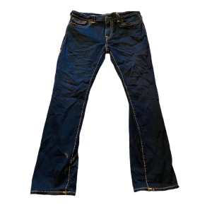 🪦TRUE RELIGION JEANS🪦 - Feta trueys i ricky modellen🔥 W36🔥 Använda ett fåtal gånger, lite smutsiga men går bort enkelt i tvätten! Pris kan diskuteras!💯