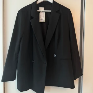 Kavaj - Supersnygg kavaj ifrån H&M. Nyskick och har prislappen kvar. Har inte fått  användning av den, därav säljer jag den 💕