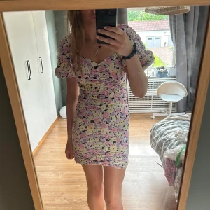 Blommig kläning - Super fin kläning med jätte fint mönster. Jätte bra passform💓💓💓jätte bra skick