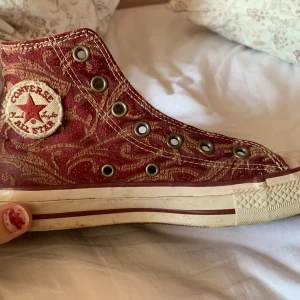 SÖKER DESSA CONVERSE  - Hör jättegärna av dig om du har dessa skor i storlek 37-38 så kan vi diskutera pris 