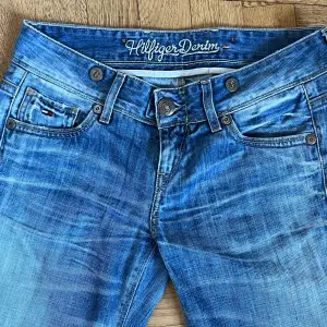 Lågmidjade raka/bootcut jeans från Tommy Hilfiger! Superfina men tyvärr för små för mig. Fint skick förutom att remmen där bak är lös, vilket man enkelt kan sy. Midjemått: 40 cm Innerbenslängd: 71 cm  Hör av dig vid frågor💕
