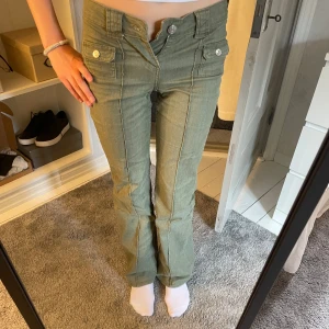 Bootcut jeans - Bootcut jeans från h&m i nyskick, är 169 för referens💕är lite slitna längst ner men det är inget man tänker på