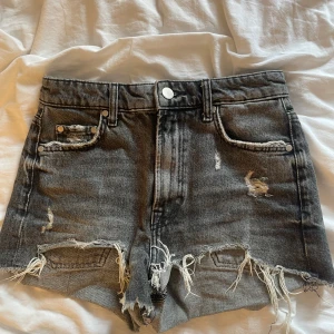 Jeans shorts - Snygga jeans shorts från zara, har ingen bild på då dom inte passar💕💕