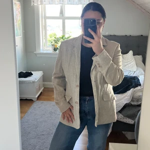 Linne kavaj  - Kavaj i linnetyg perfekt för sommaren. Den är i storlek 44 men den är lite liten i storleken skulle jag säga så passar nog som M 🥰