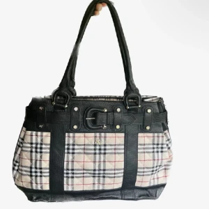 burberry väska - säljer pga att den inte kommit till användning, köpte den på plick för ca 300kr och bilderna är från gamla ägaren. väskan är äkta