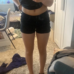 jeansshorts - Jättefina midwaist jeansshorts som bara är lite andvända🌸passar xs/s
