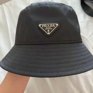 Säljer denna snygga oanvända Prada hatten som är perfekt inför sommaren nu☀️⛱