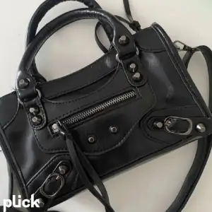 Söker balenciaga liknande väska i denna modell eller liknande med medföljande band💖pris= 0-300kr💘💘kontakta om du har en och vill sälja!💘