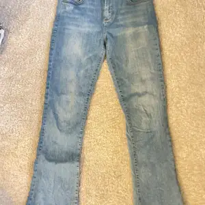 Ett par ltb jeans i en ljus färg. Storlek w28 l32 
