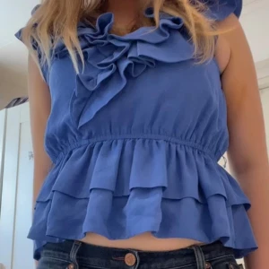 Volangblus - Säljer min superfina volangblus från hm då den ej kommer till användning längre!!💕💞