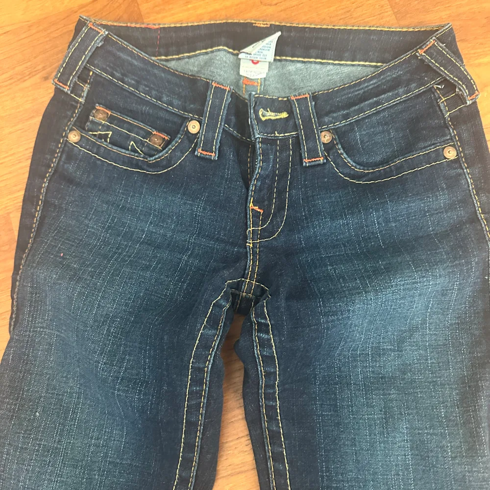 Sååå fina raka jeans från true religion. Köpta vintage i Köpenhamn så denna modellen finns ej att köpa mer. Inga defekter alls. Storlek 26 vilket är som en 34 Skriv för bilder på!!. Jeans & Byxor.