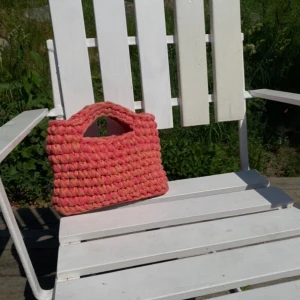 CORAL  - Virkad väska gjord på återvunnet garn! Finns för beställning💞
