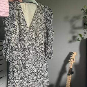 Gina klänning - Leopard mönstrad klänning. Andvänd endast 1 gång. Super fin till ex. Fester❤️