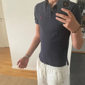 Ralph lauren piké  - Hej, säljer nu denna mycket fina piké i 8/10 skick som är i storlek xs :) Jag är ca 180 och väger runt 70