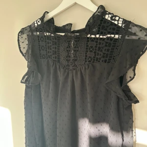 Svart blus - Helt oanvänd men beställde i fel storlek där av säljer jag den.