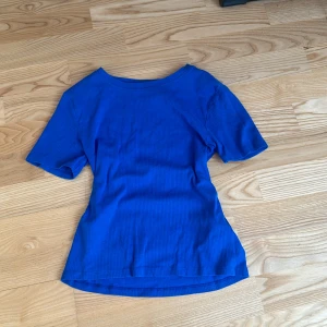 Säljer tröjan för 80 kr. Priset kan diskuteras i privat. - Jag säljer denna tröja för att jag använder aldrig den längre.