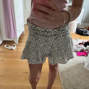 Prickig kjol, med inbyggda shorts, skit snygga och knappt använda