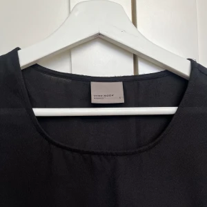 T shirt - Säljer denna jätte fina urringade t shirt från Vero Moda, lite genomskinlig men så fin ❣️