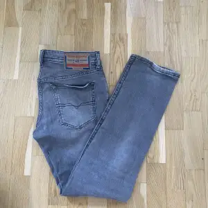 Tjenare jag säljer ett par diesel jeans i storlek 30W 32L dem är i väldigt bra skick skulle säga 9/10 tveka inte på att höra av dig om det är något du undrar!😊👌