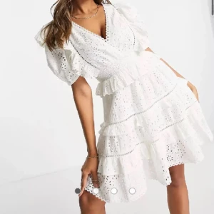 Asos klänning  - Säljer denna klänning i storlek 40. Prislapp kvar, aldrig använd. Perfekt om du är ute i sista sekund till midsommar. Säljer även en identisk i storlek 38 (skulle sy ihop de till en längre klänning men blev aldrig så) skriv gärna innan ni trycker köp nu