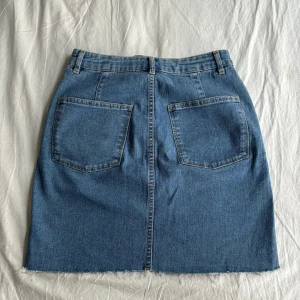 Jeanskjol - Knappt använd och bra skick.