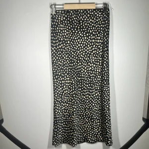 Prickig Silk kjol  - Använd 1 gång. Nyskick ! Från Asos Brand.  Silk kjol, jätte fint material.  Nypris 450