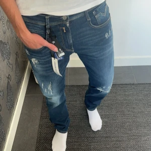 Replay Anbass Jeans - Tja! Säljer nu ett par helt nya Replay Anbass jeans, som är sjukt snygga och väldigt eftertraktade. De är nästan slutsålda överallt och svåra att få tag på! Nypris: 1699kr, för fler frågor eller funderingar bara att höra av sig!
