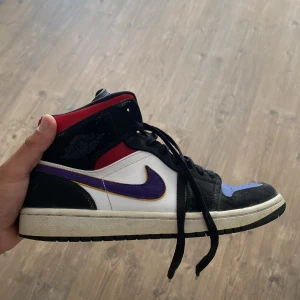 Air Jordan 1 mid lakers top 3 - Väldigt bra skick 8-9/10 Nypris 4000 Väldigt sällsynta 