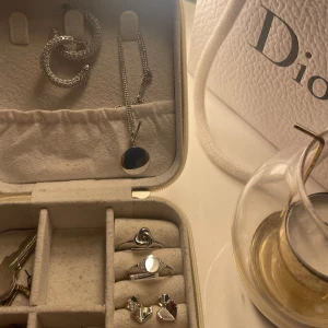 Silversmycken - Två örhängen, två ringar o ett halsband i silver.  Pris kan absolut diskuteras då jag bara vill bli av me de (är guldtjej). Lappar finns på alla förutom ett par örhängen.  Tänker mig 50kr/st men mindre går också bra