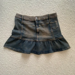 Jeans kjol med volang - Midjemått 39x2 längd 34💕