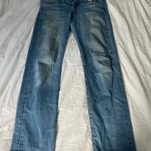 Levis 501 - Levis 501 i fint skick Storlek 33/34 Personen på bilden är 191 cm