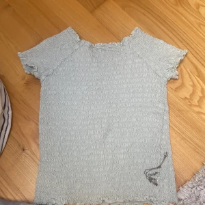 Snygg ljus blå tröja - Den är i bra skick även fast den är använd många gånger, säljer för att den inte kommer till användning eller är min stil💗