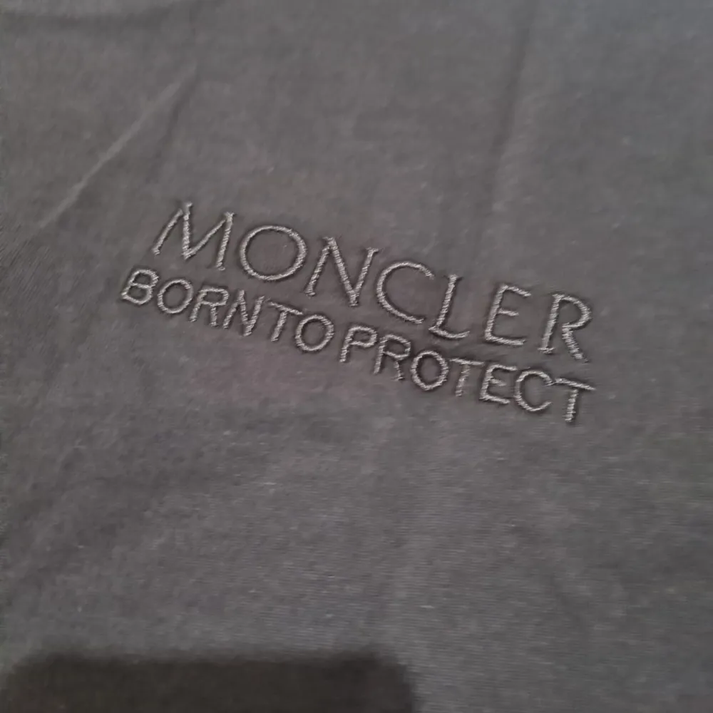 Moncler Tshirt . T-shirts.