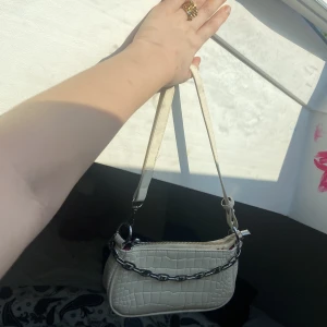 Fin vit handväska  - Inte använd många gånger och är i bra skick, säljer för att jag har hittat en annan handväska, Kontaka gärna innan ni köper💗💗💗
