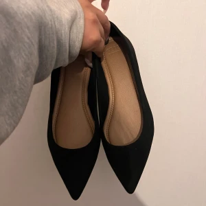 Ballerina skor  - Helt nya ballerina skor, oanvända. Storlek 39. Skorna har en spetsig tå vilket är väldigt inne nu och en super skön sula.  Skorna är från ASOS🩷