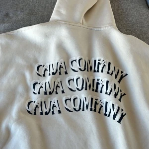 Cava Company hoodie - Hoodie som är i jättefint skick då den knappt använts, inga noppror alls utanpå då den är tvättad kallt. Relativt heavy-weighted, tjockt material o stor luva. Den är oversized men inte alls för lång i armar/midja. Så så snygg! Kommer sakna denna 🥹