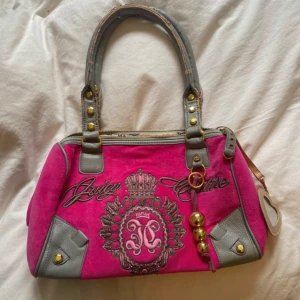 Juicy couture väska - Super fin väska bra skick förutom handtagen som har flagnat lite🙏man får plats med en MacBook men de blir lite tajt men det funkar super bra med en skol dator som är lite mindre!