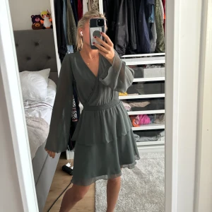 Grön klänning  - Super söt klänning från bubbleroom. Använder ej längre, strl 34