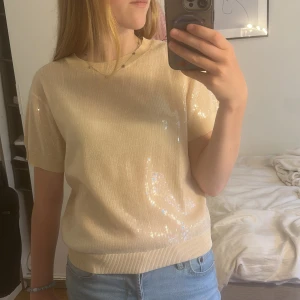 Glitrig zara tröja - Aldrig andvänd och har fortfarande prislappen kvar.Säljer den då jag köpte fel storlek och kan inte lämmna tillbaks.Men jag önska för den är så himla fin och glänser i solen ☀️☺️