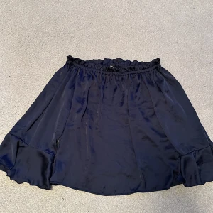 Off shoulder blus  - Off shoulder blus i mörkblått. Storlek 34. Använt fåtal gånger. I bra skick!