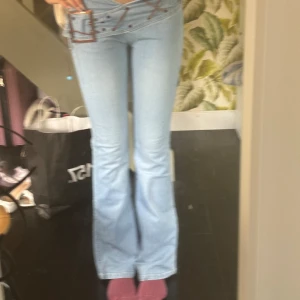 Supersnygga jeans - Jättefina vintage jeans med bälte, väldigt lågmidjade! 😁 innerbenslängd är ca 83-85 cm, dom är i strl 38 men dom sitter mer som en 36 och ksk 34💞