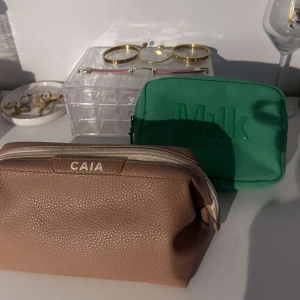 Smink necessärer från Caia och Milk - Två smink nessesärer från Caia och från milk! Köp båda för 300 eller skriv om du vill köpa en av dom så kan pris diskuteras! 