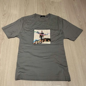 Limitato t-shirt - Säljer denna limitato tisha, riktigt snygg använd typ 2 gånger allt orginal följer med. 1/1500 exemplar så det är första exemplaret som gjorts. Skriv vid minsta fråga.