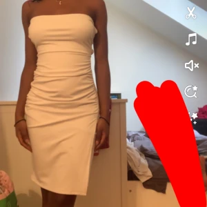 Denna super super fina vita klänningen 😍 - Säljer denna super fina klänningen som jag bara använt en gång. Köptes på sellpy för 299kr. Den passar perfekt nu inför sommaren då färgen vit är så somrig och härlig❤️ Jag är 158 cm lång. Hör av dig vid fler frågor och bilder 😘