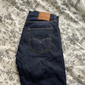 Levis 512-34/34 - Jeans i nytt skick, säljes i samband med för stor storlek. Storlek 34/34. Nytvättade och oanvända sedan en lång tid tillbaka. Säljes för 300kr